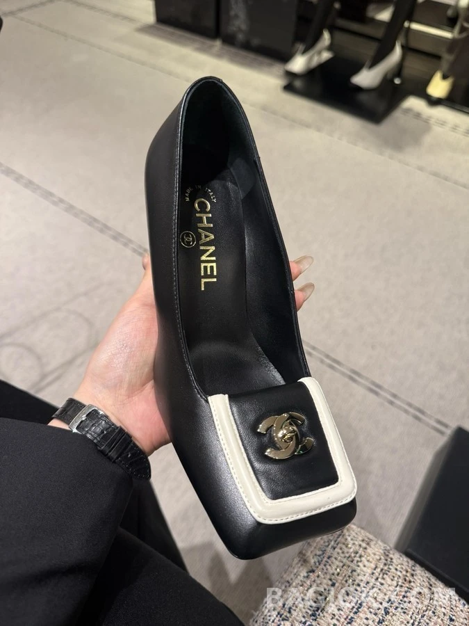 샤넬 샤넬 로고 버클 블록힐 펌프스 상세 이미지