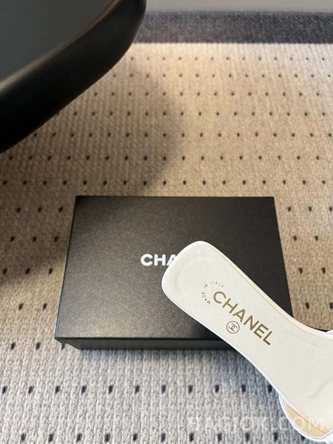 샤넬 샤넬 더블 C 플랩 스퀘어 토 슬라이드 상세 이미지