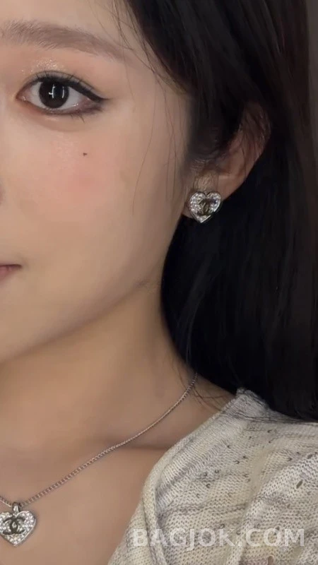 샤넬 샤넬 하트 로고 크리스탈 귀걸이 상세 이미지