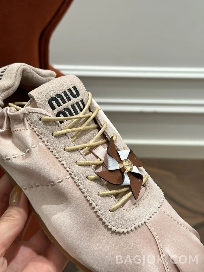 미우미우 미우미우 사탕 참 새틴 스니커즈 상세 이미지