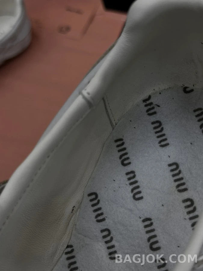 미우미우 미우미우 버클 디스트레스드 스니커즈 상세 이미지