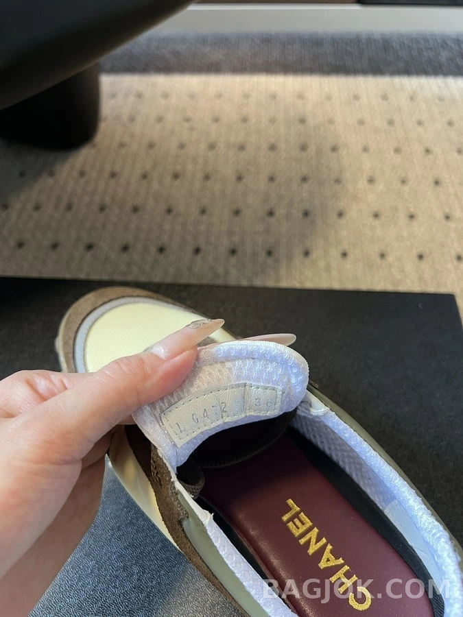 샤넬 샤넬 레트로 스웨이드 로고 스니커즈 상세 이미지