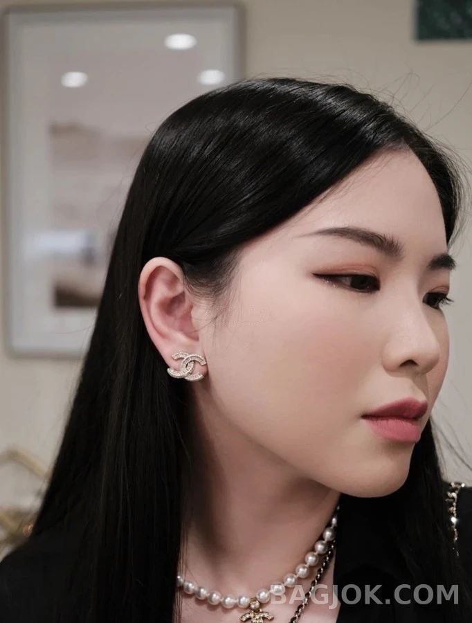 샤넬 샤넬 로고 크리스탈 진주 드롭 귀걸이 상세 이미지