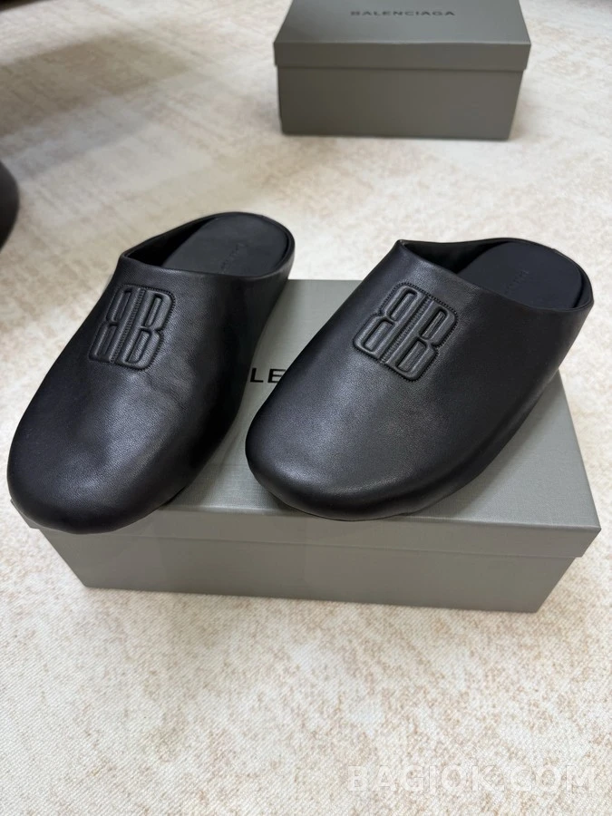 발렌시아가 발렌시아가 엠보싱 로고 뮬 슬리퍼 상세 이미지