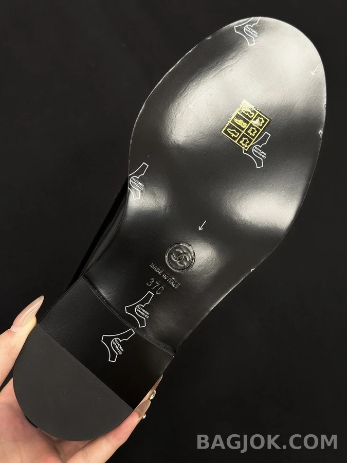 샤넬 샤넬 로고 에나멜 로퍼 상세 이미지