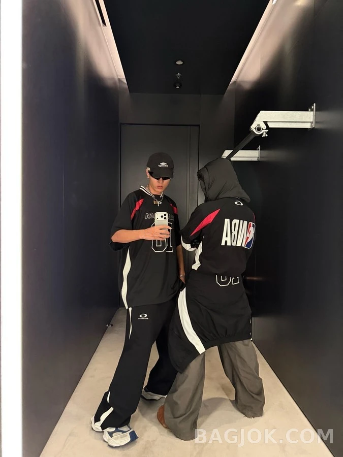 발렌시아가 발렌시아가 NBA 콜라보 오버사이즈 트레이닝 팬츠 상세 이미지