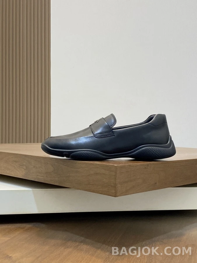 프라다 프라다 트라이앵글 로고 러버솔 로퍼 상세 이미지