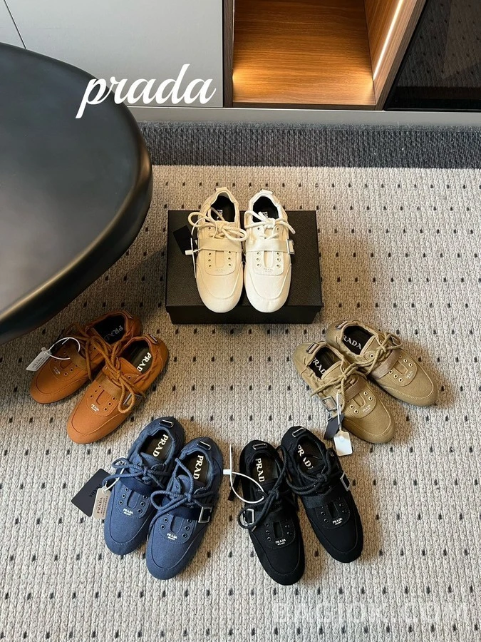 프라다 프라다 레트로 버클 스트랩 스니커즈 상세 이미지