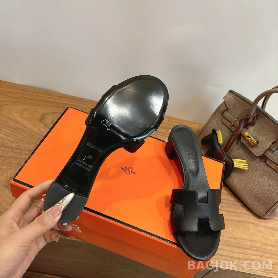 발렌티노 발렌티노 스터드 장식 블록힐 샌들 상세 이미지