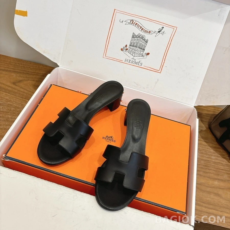발렌티노 발렌티노 스터드 장식 블록힐 샌들 상세 이미지