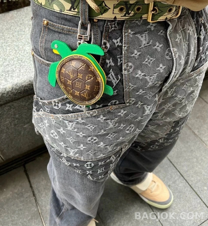 루이비통 루이비통 모노그램 터틀 파우치 키링 상세 이미지