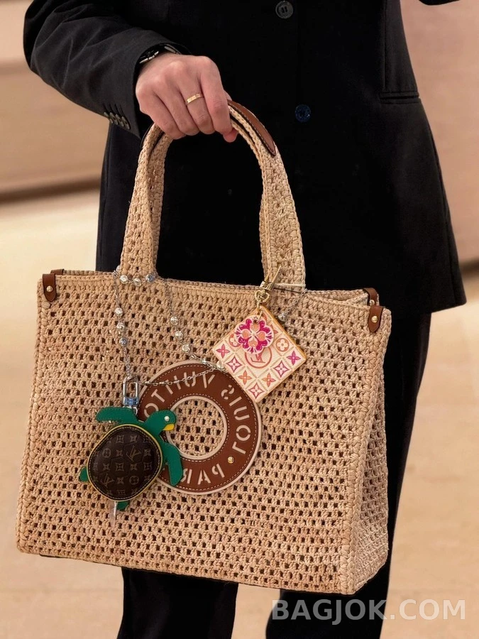 루이비통 루이비통 모노그램 터틀 파우치 키링 상세 이미지