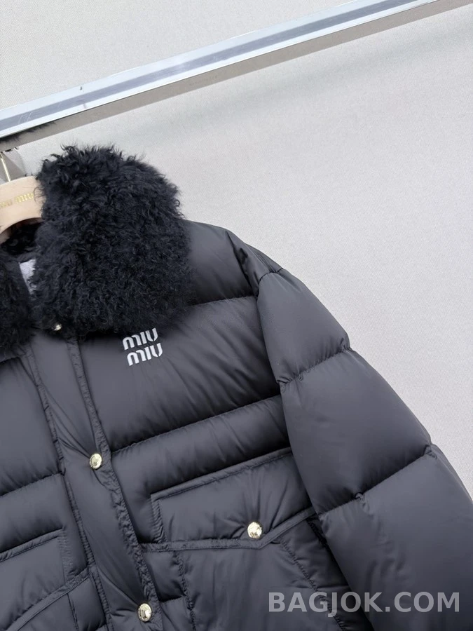 미우미우 미우미우 양털 카라 로고 패딩 자켓 상세 이미지