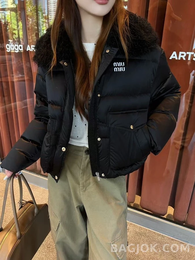 미우미우 미우미우 양털 카라 로고 패딩 자켓 상세 이미지