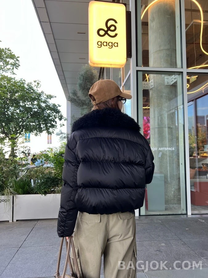 미우미우 미우미우 양털 카라 로고 패딩 자켓 상세 이미지