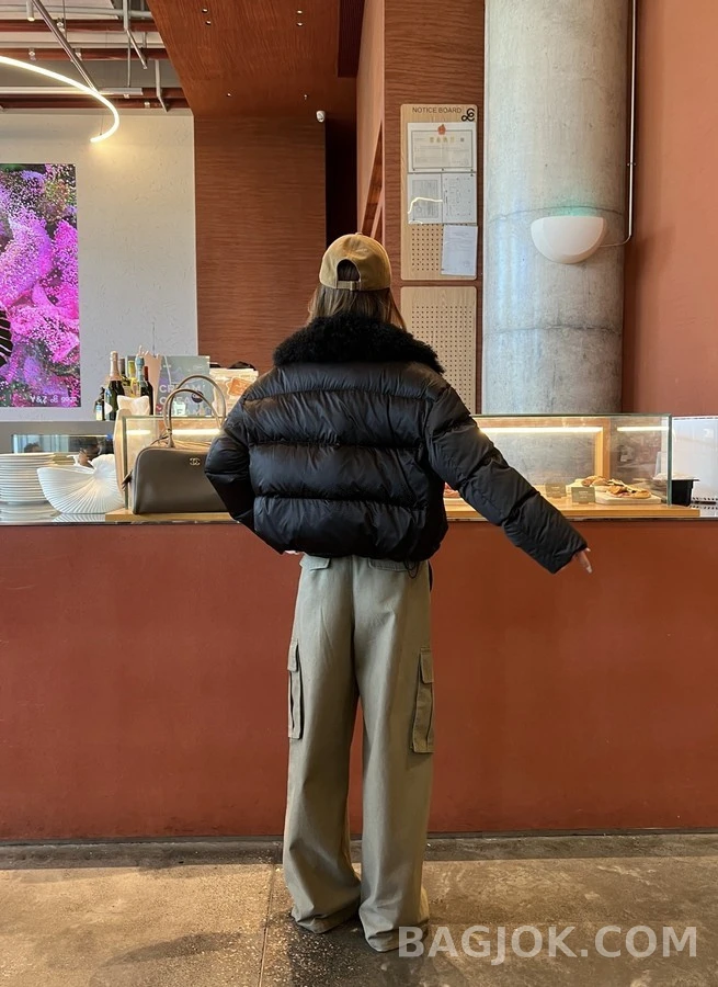 미우미우 미우미우 양털 카라 로고 패딩 자켓 상세 이미지