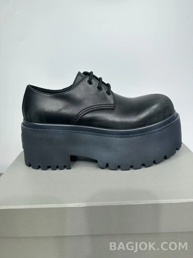 발렌시아가 발렌시아가 2026 남성 빈티지 워싱 블랙 소가죽 8cm 통굽 BB 로고 더비 슈즈 상세 이미지