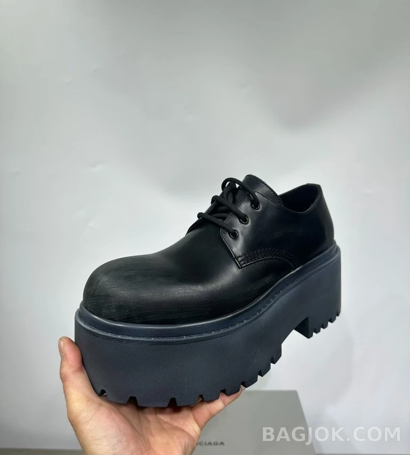발렌시아가 발렌시아가 2026 남성 빈티지 워싱 블랙 소가죽 8cm 통굽 BB 로고 더비 슈즈 상세 이미지