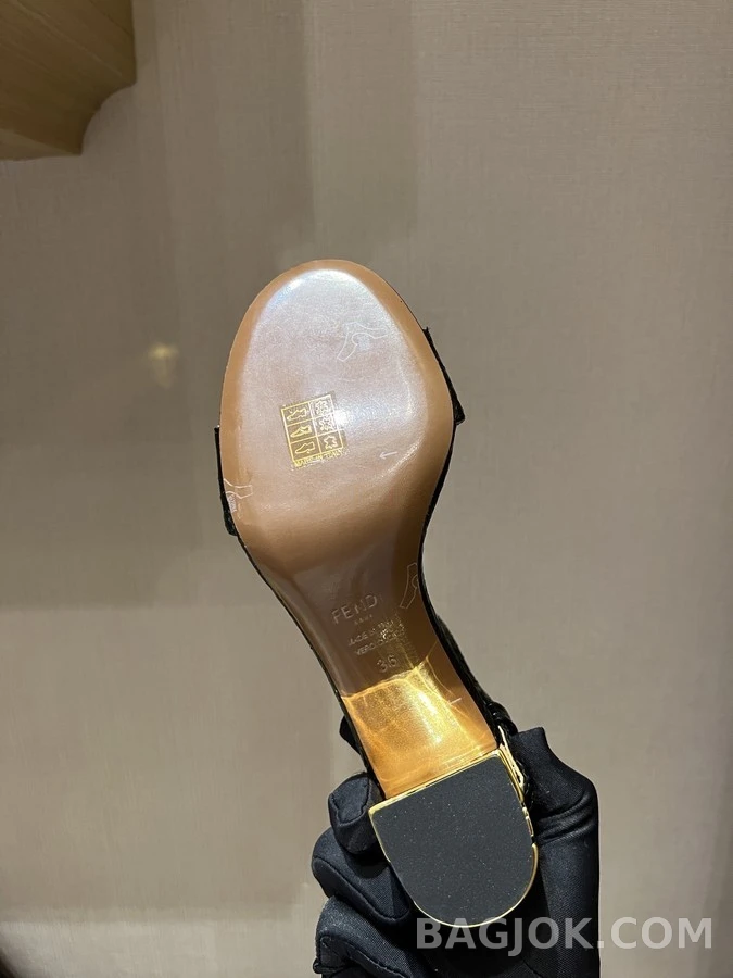 펜디 펜디 델피나 뱀피 금장 샌들 상세 이미지