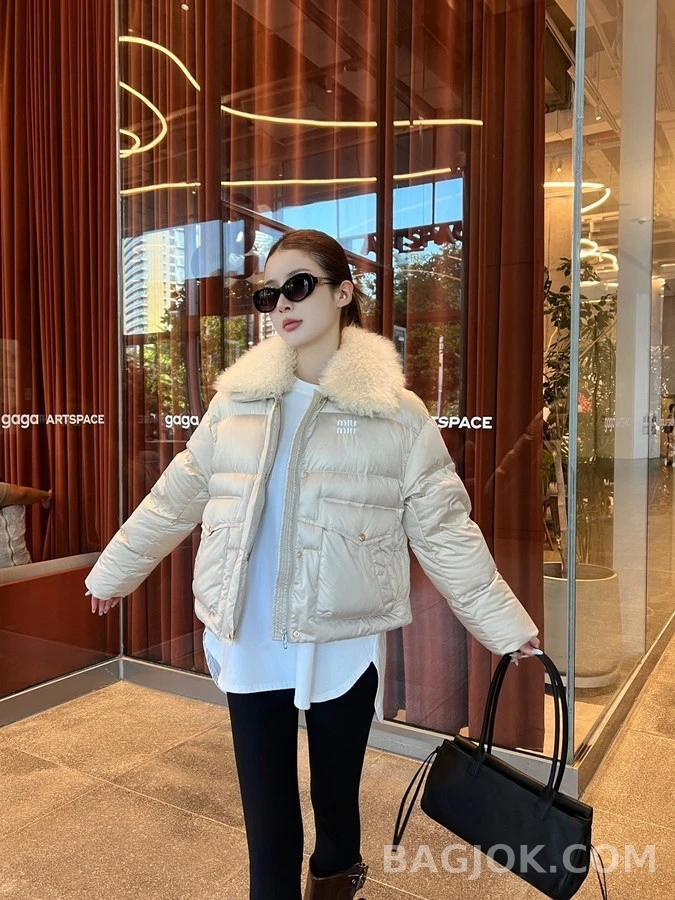 미우미우 미우미우 퍼 카라 레터링 패딩 자켓 상세 이미지