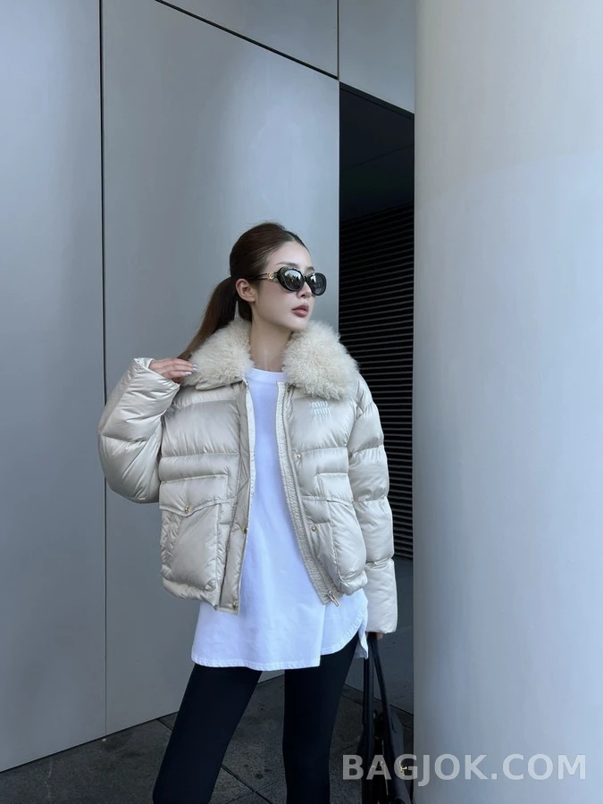 미우미우 미우미우 퍼 카라 레터링 패딩 자켓 상세 이미지