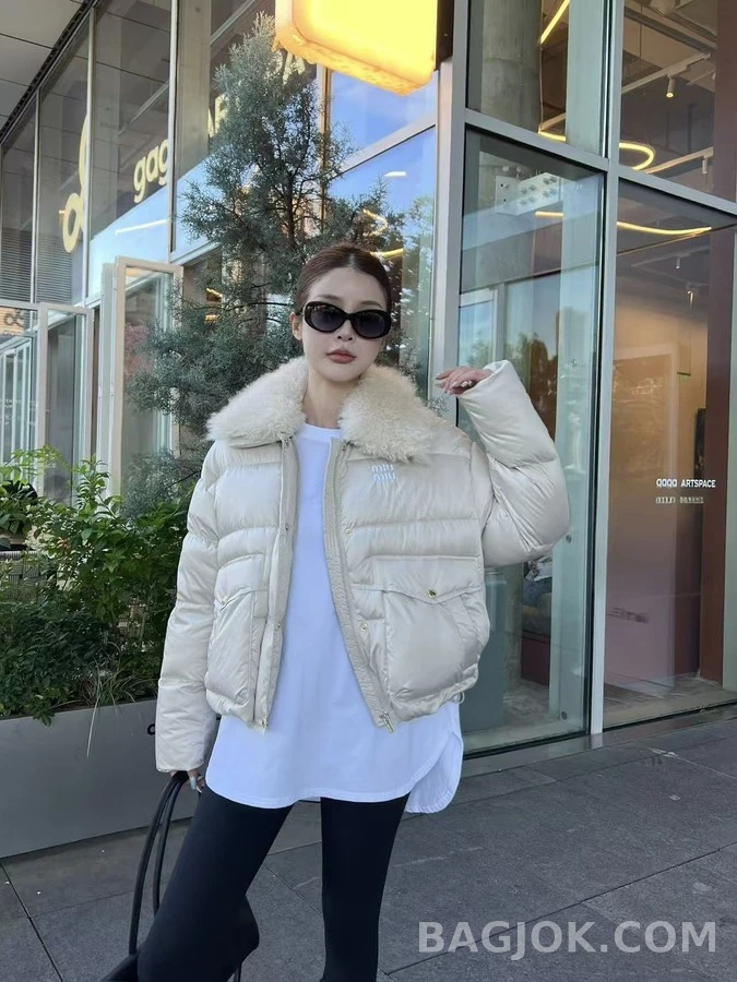 미우미우 미우미우 퍼 카라 레터링 패딩 자켓 상세 이미지