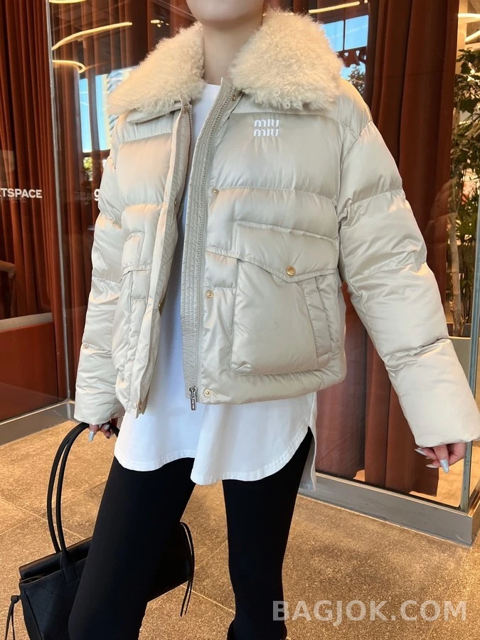 미우미우 미우미우 퍼 카라 레터링 패딩 자켓 상세 이미지