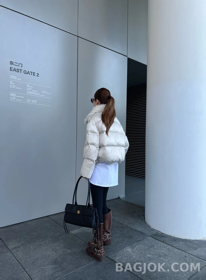 미우미우 미우미우 퍼 카라 레터링 패딩 자켓 상세 이미지