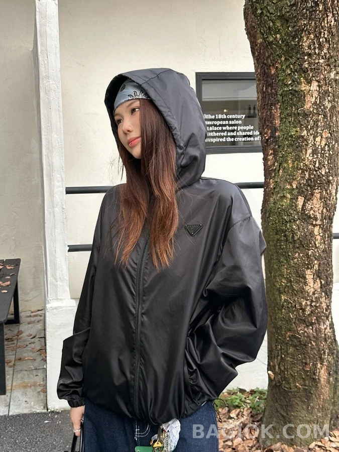 프라다 프라다 삼각 로고 후드 집업 상세 이미지