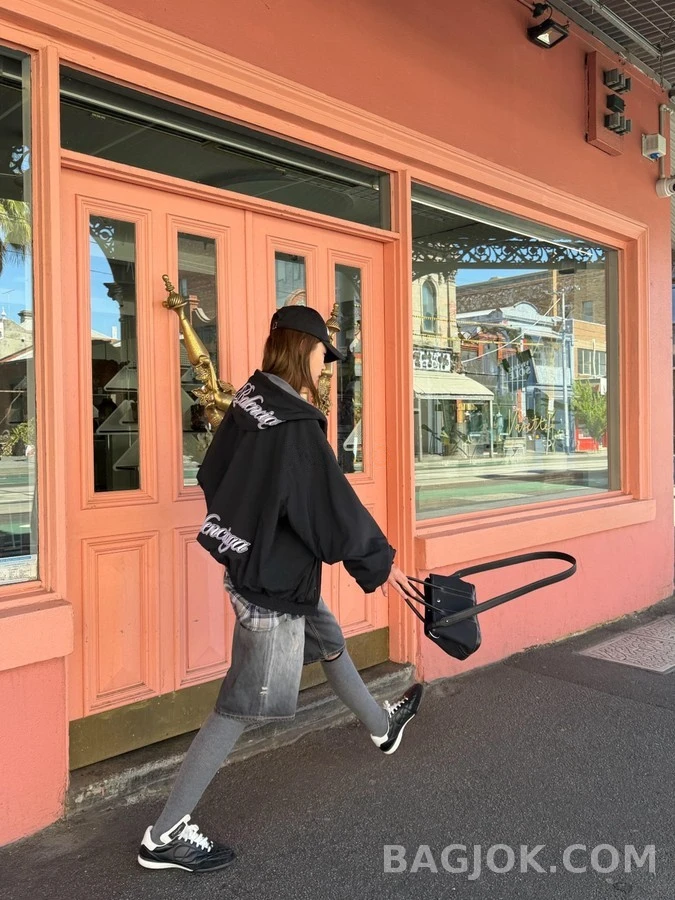 발렌시아가 발렌시아가 커시브 로고 리버서블 자켓 상세 이미지