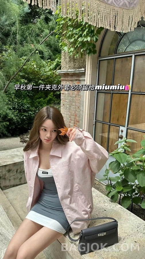 미우미우 미우미우 엠보 로고 팝플린 자켓 상세 이미지