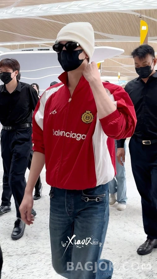 발렌시아가 발렌시아가 크라운 자수 넘버링 스포츠 가디건 상세 이미지