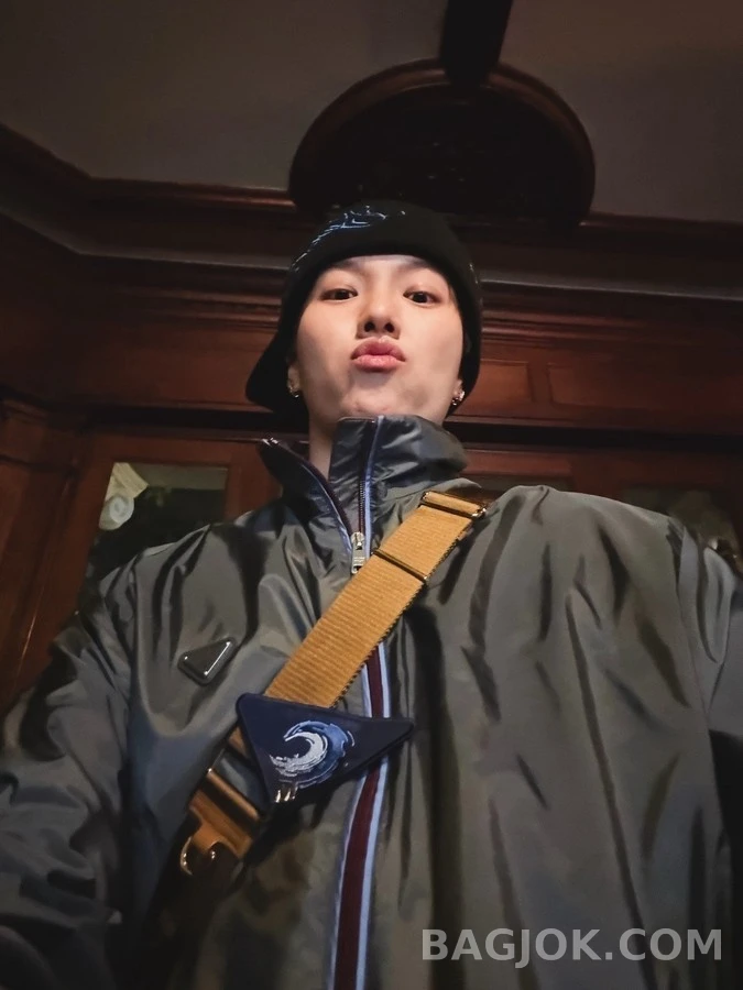 프라다 프라다 나일론 삼각 로고 자켓 상세 이미지