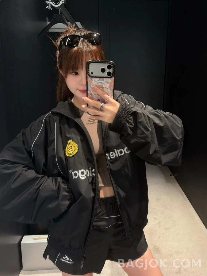 발렌시아가 발렌시아가 엠블럼 레터링 사커 자켓 상세 이미지