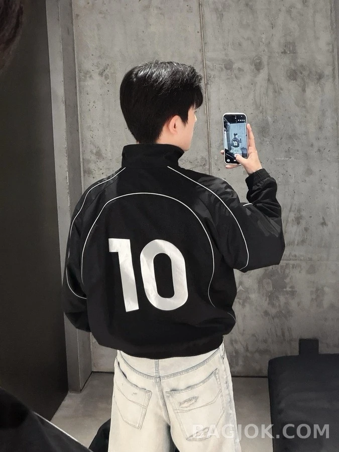 발렌시아가 발렌시아가 엠블럼 레터링 사커 자켓 상세 이미지