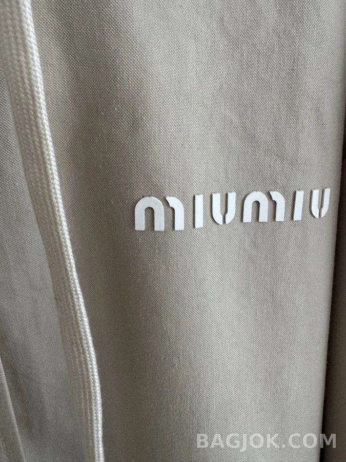 미우미우 미우미우 라이트 후드 롱집업 상세 이미지