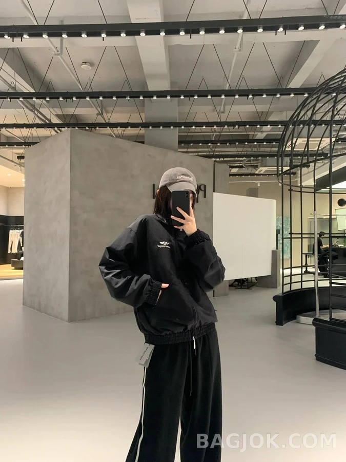 발렌시아가 발렌시아가 하이넥 자수 로고 자켓 상세 이미지