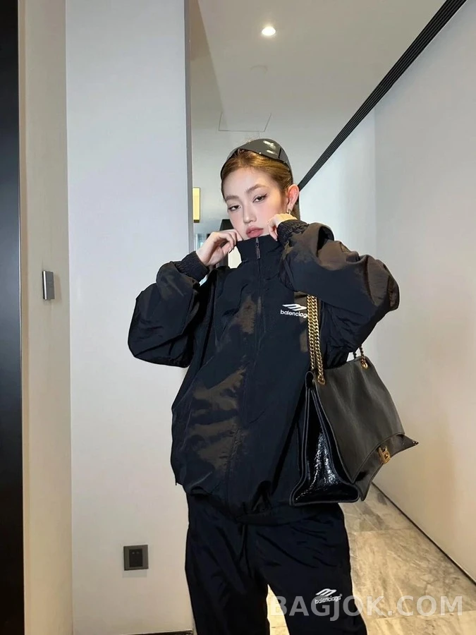 발렌시아가 발렌시아가 하이넥 자수 로고 자켓 상세 이미지