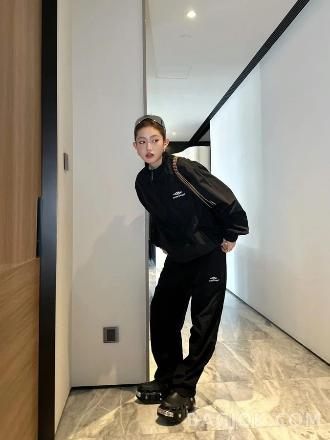 발렌시아가 발렌시아가 하이넥 자수 로고 자켓 상세 이미지