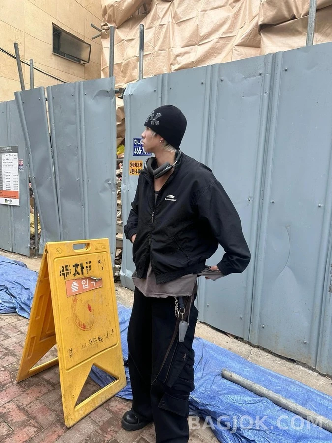 발렌시아가 발렌시아가 하이넥 자수 로고 자켓 상세 이미지