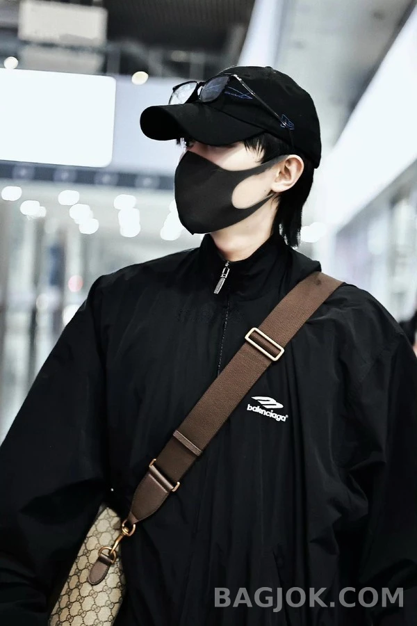 발렌시아가 발렌시아가 하이넥 자수 로고 자켓 상세 이미지