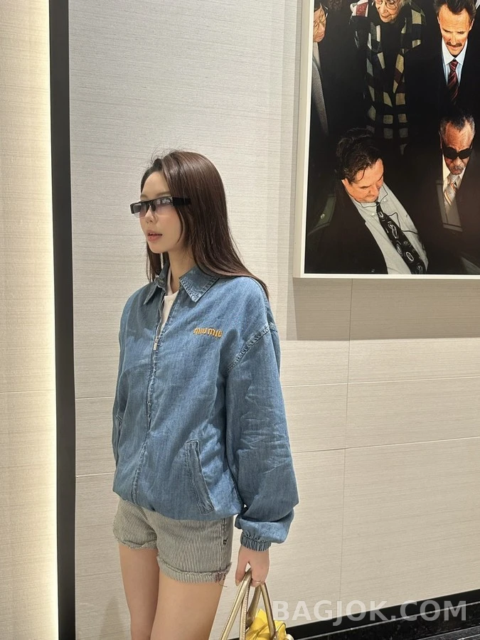 미우미우 미우미우 자수 로고 데님 자켓 상세 이미지
