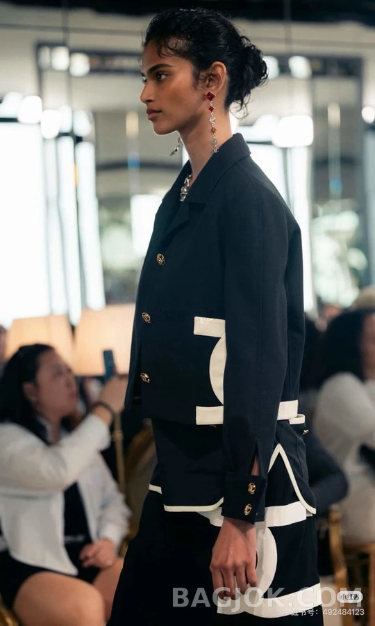 샤넬 샤넬 로고 패치 크롭 자켓 상세 이미지