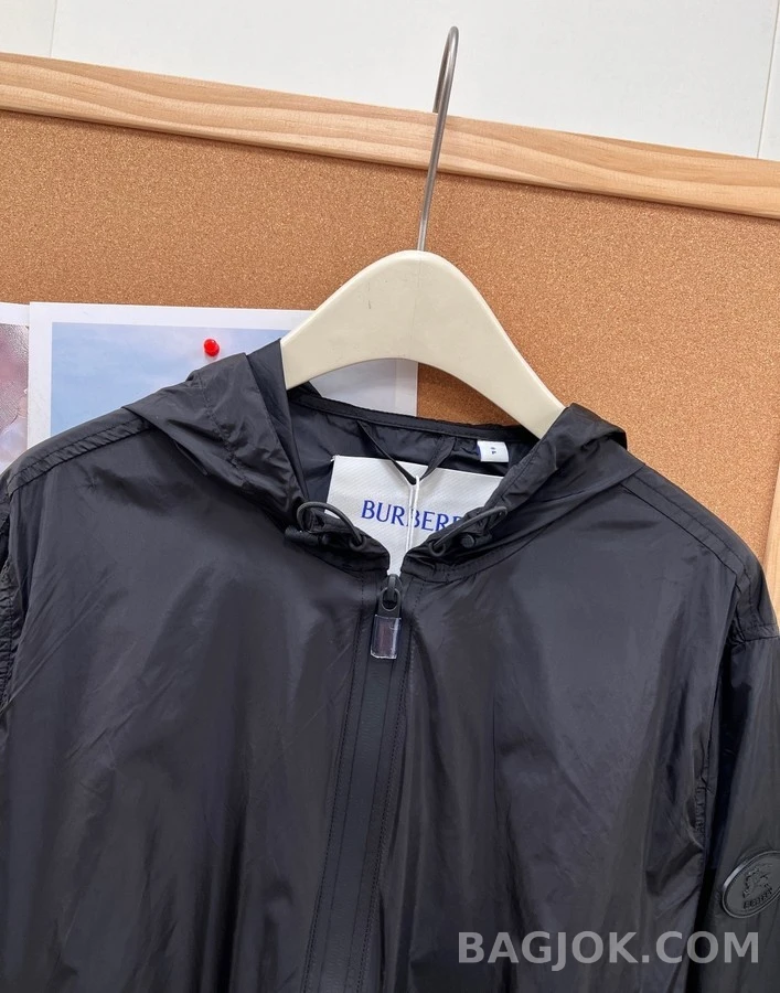 버버리 버버리 전사 로고 후드 바람막이 상세 이미지