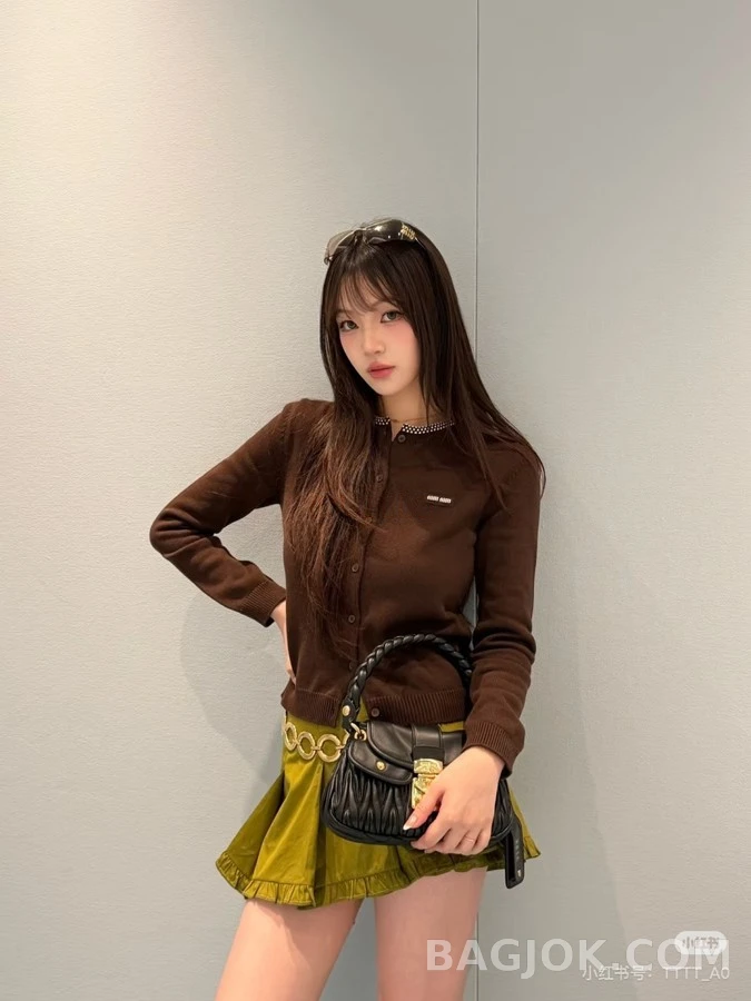 미우미우 미우미우 체크넥 레터링 로고 가디건 상세 이미지