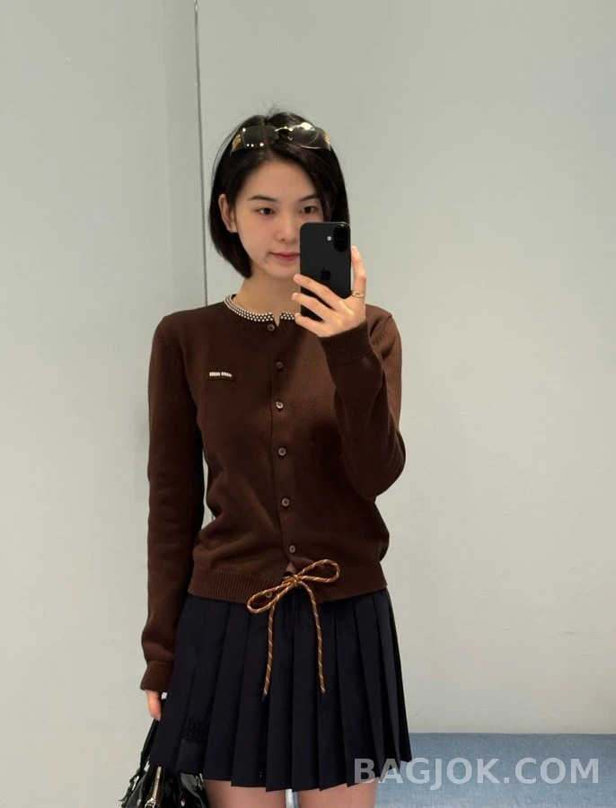 미우미우 미우미우 체크넥 레터링 로고 가디건 상세 이미지