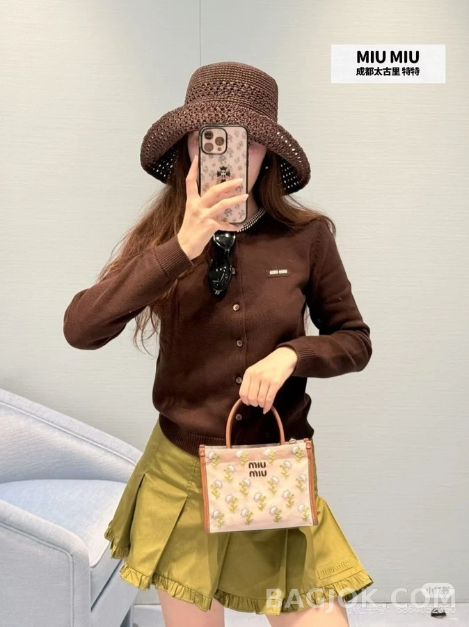 미우미우 미우미우 체크넥 레터링 로고 가디건 상세 이미지