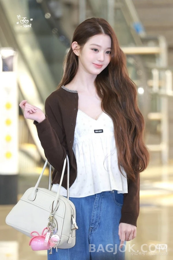 미우미우 미우미우 체크넥 레터링 로고 가디건 상세 이미지