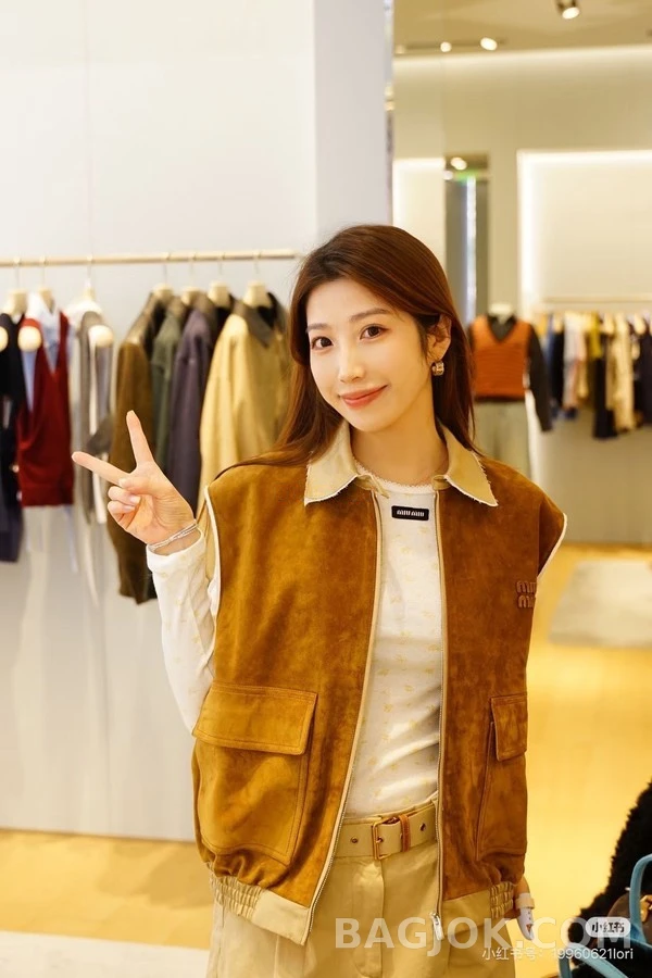 미우미우 미우미우 배색 카라 레터링 스웨이드 슬리브리스 상세 이미지
