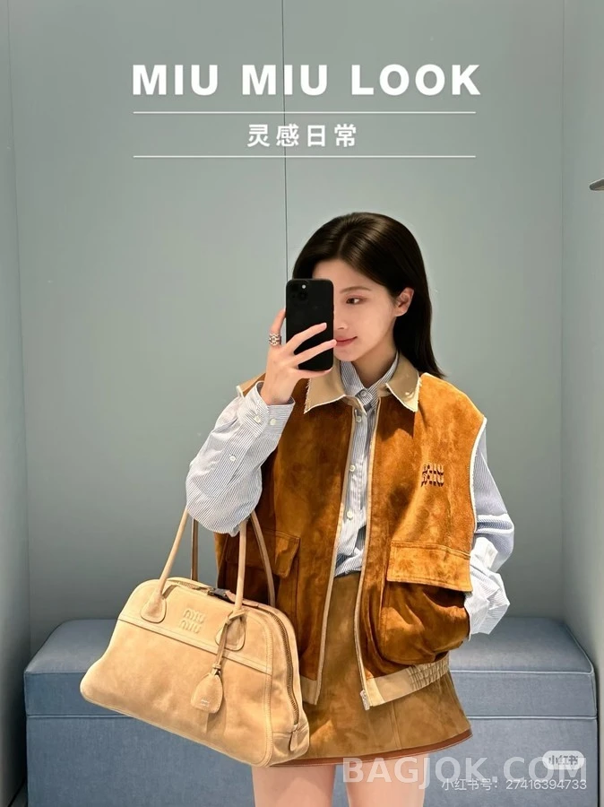 미우미우 미우미우 배색 카라 레터링 스웨이드 슬리브리스 상세 이미지